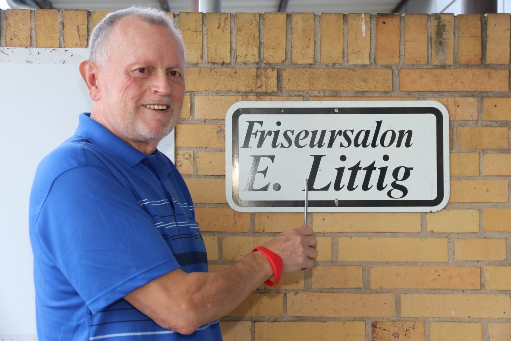 Bild 1: Nach über 60 Jahren schließt Erwin Littig seinen Friseursalon am Bundeswehr-standort Stadtallendorf. (Foto: Bundeswehr/Ritter)