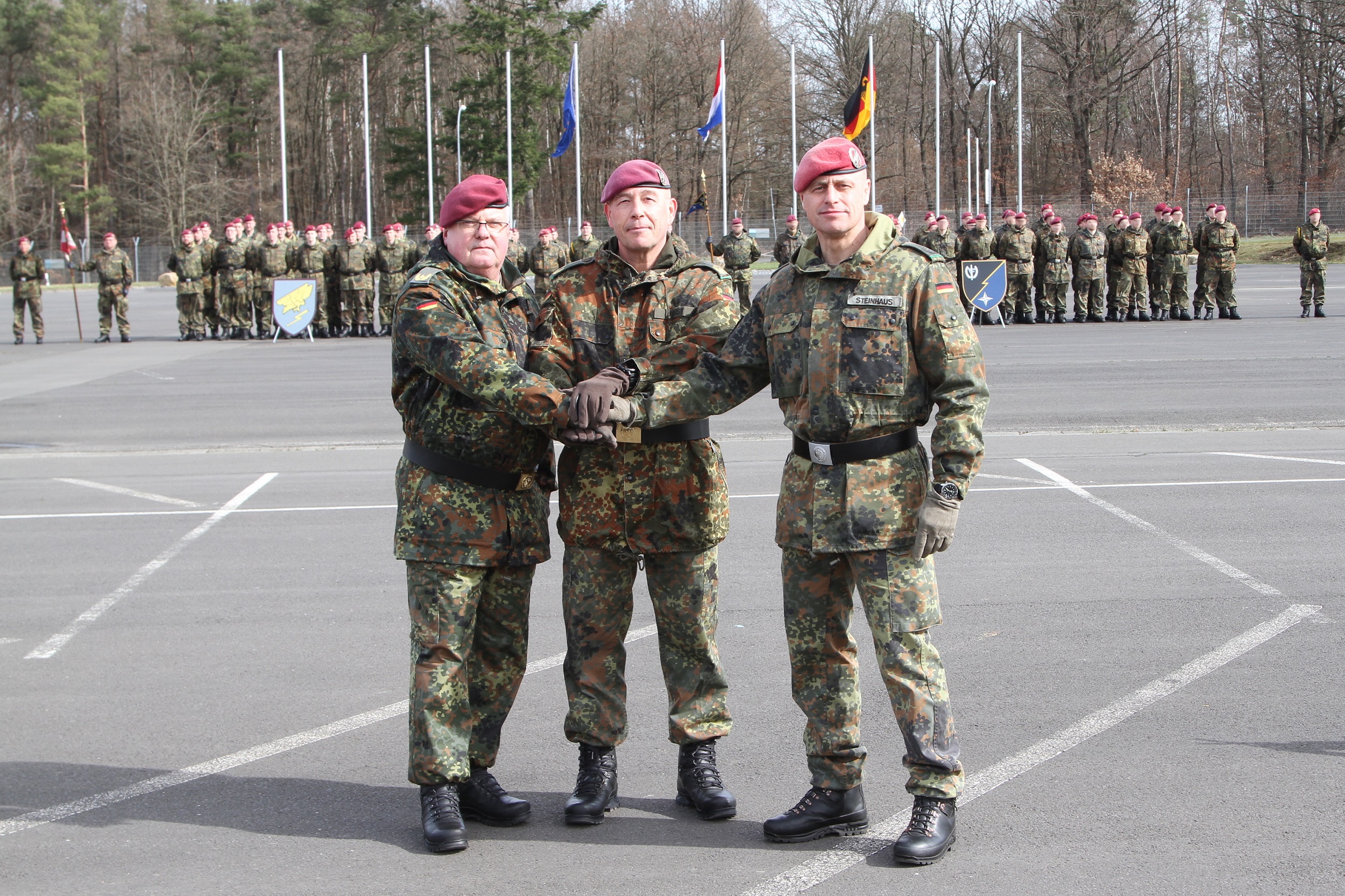 Bild 1: Generalmajor Dirk Faust (Mitte) überträgt das Kommando über seine Divisionstruppen von Oberst Andreas Steinhaus (rechts) an Brigadegeneral Ulrich Werner Ott (links). (Foto: Bundeswehr/Engler)