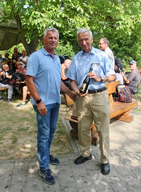 Der Vorsitzende des Traditionsverband überreicht GM a.D. Bernhard eine ganz spezielle Flasche Wein