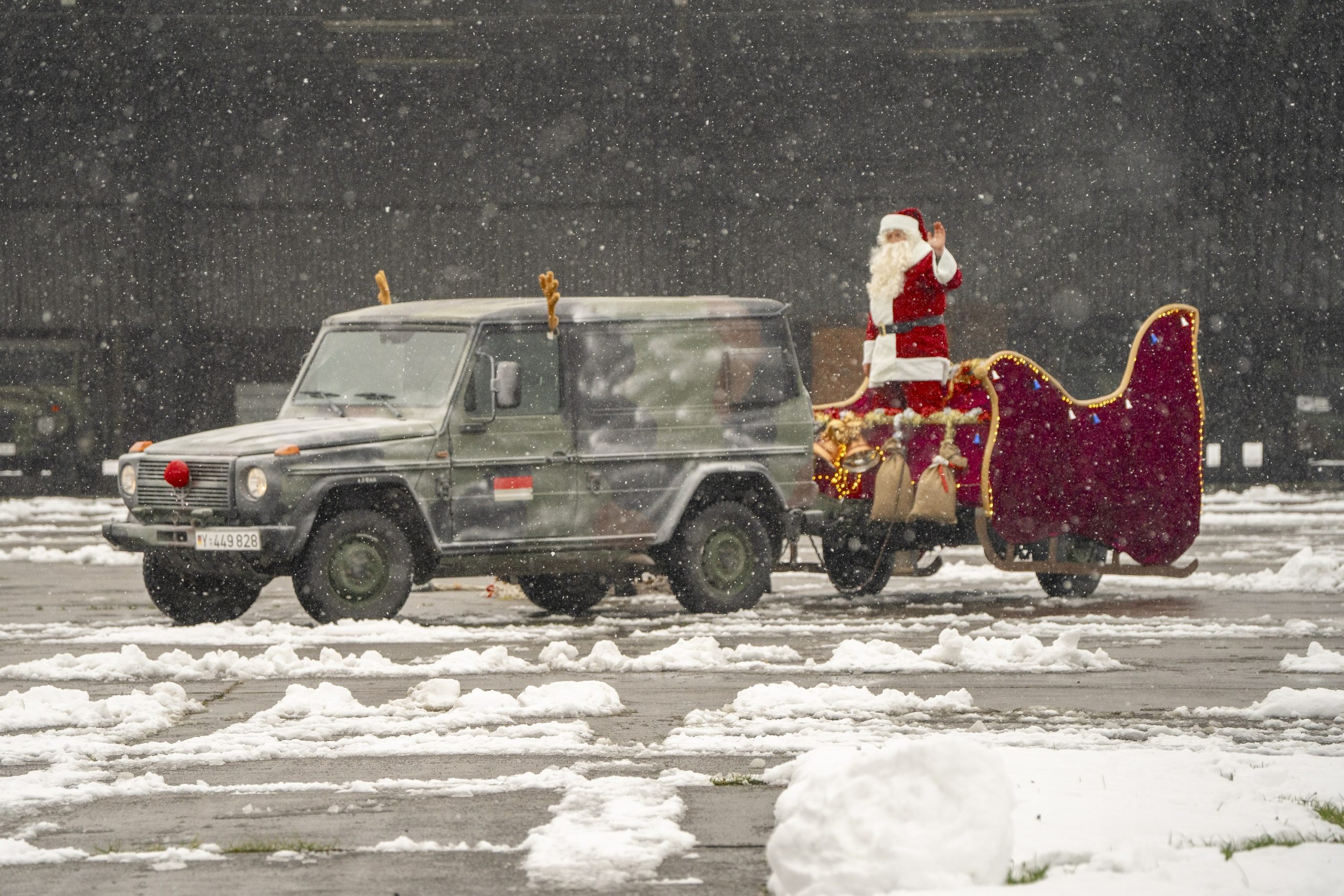 Der Weihnachtsmann und seine Helfer seilten sich zunächst aus einem Transporthubschrauber ab, bevor sie mit Schlitten und „motorisiertem Rentier“ zu den Kindern kamen. (Foto: Bundeswehr/Kiefen)