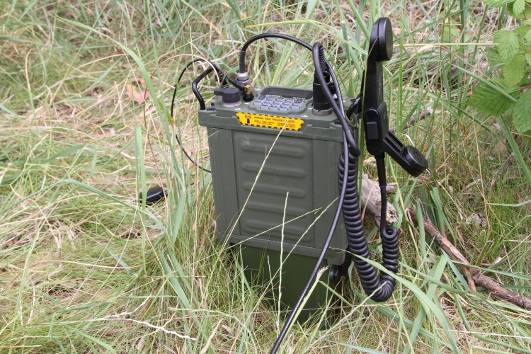 : Das PRC-160 kann plattformgebunden oder als Manpack abgesessen genutzt werden. Es wiegt rund 4,1 kg ohne Batterien. (Foto: Bundeswehr/Engler)