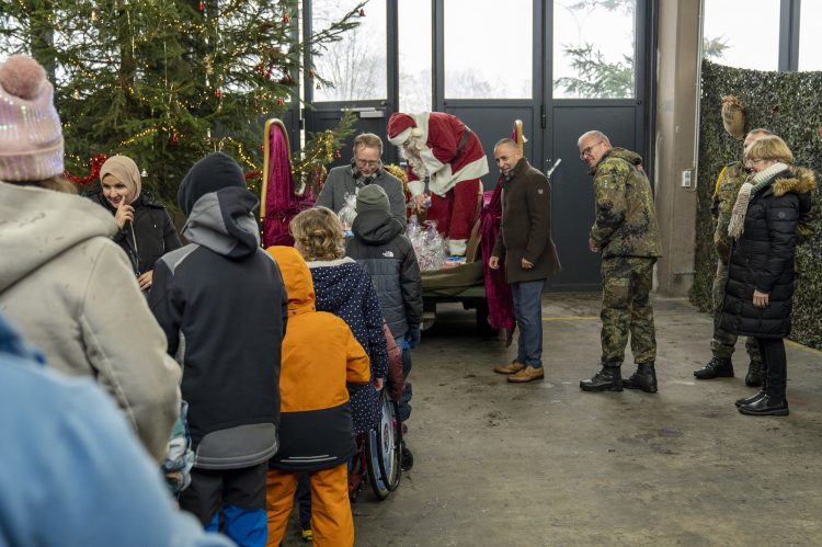 Die Bescherung durch den Weihnachtsmann und seine Helfer erfolgte in einer festlichen Umgebung. (Foto: Bundeswehr/Kiefen)