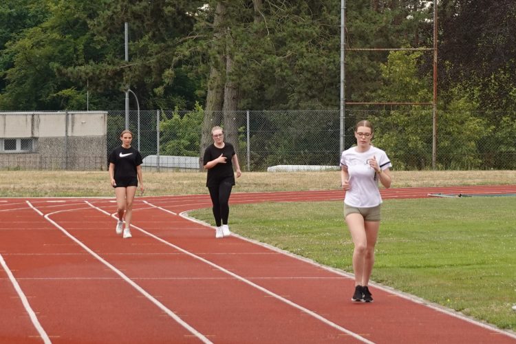 Bild 2: Eine Disziplin des so genannten „Basis Fitness Test“ (BFT) ist der 1.000-Meter-Lauf auf der Laufstrecke. Die Praktikantinnen und Praktikanten durchlaufen den Test, um einen unmittelbaren Einblick auch in die körperlichen Aspekte des Berufsbildes zu gewinnen. (Foto: Bundeswehr/Dörr)