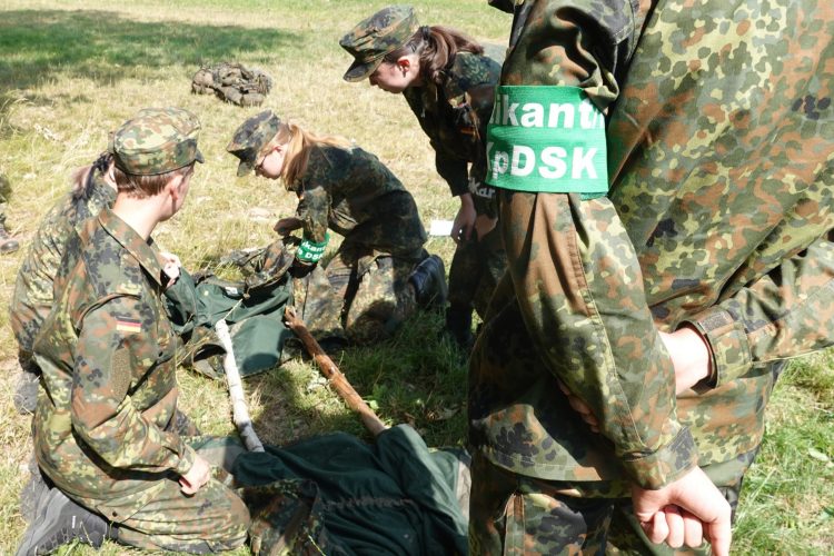 Bild 4: Für einen Verletzten muss eine Trage her. Die Einweisung in den Bau einer „behelfsmäßigen“ Trage ist ein praktischer Anteil des Praktikums. (Foto: Bundeswehr/Dörr)